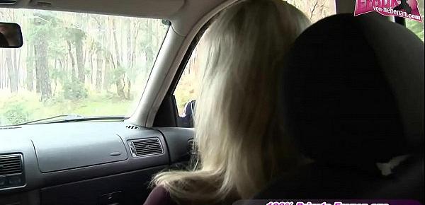Blonde deutsche Tramperin bläst dicken Schwanz im Auto