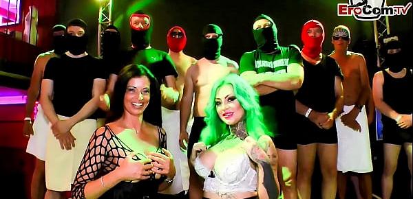 Teen Katy Core bei deutschen Gangbang kriegt Cumshot auf dicke Titten